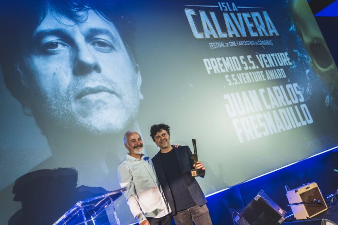 Juan Carlos Fresnadillo recoge el Premio Isla Calavera S. S. Venture 2019 de manos de Rick Baker.