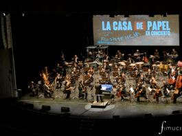 FIMUCITÉ lleva a Polonia LA CASA DE PAPEL – EN CONCIERTO Segundo concierto "Somos La Resistencia: La Casa de Papel en Concierto". Diego Navarro, director y compositor. Orquesta Sinfonica de Tenerife. Cecilia Krull, voz solista. Fran León, voz solista. Gonzalo de Araoz, Guitarras y mandolina. Daniel Lukacks, bajo eléctrico. David González, teclado. Siddharta Dorta, batería. Con la participación especial de Manel Santisteban, piano y Pedro Alonso, voz. Auditorio de Tenerife © Aarón S. Ramos/Fimucité