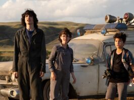 Crítica: CAZAFANTASMAS. MÁS ALLÁ. Regreso al pasado Trevor (Finn Wolfhard), Phoebe (Mckenna Grace) y Podcast (Logan Kim) en Cazafantasmas. Más allá. Columbia Pictures.