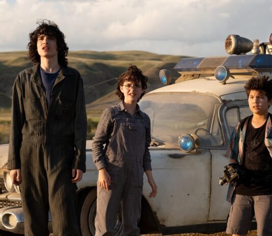 Crítica: CAZAFANTASMAS. MÁS ALLÁ. Regreso al pasado Trevor (Finn Wolfhard), Phoebe (Mckenna Grace) y Podcast (Logan Kim) en Cazafantasmas. Más allá. Columbia Pictures.