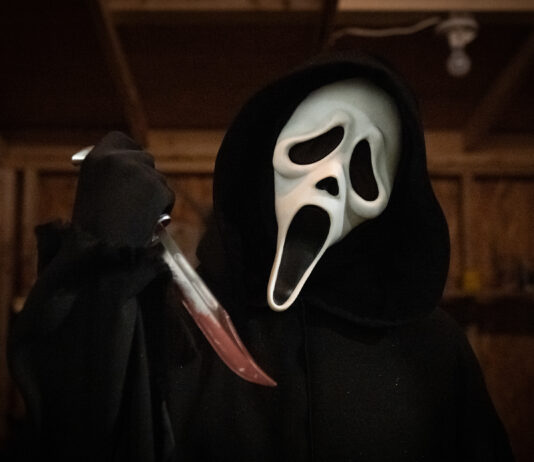 Cine de terror para un 2022 de miedo Ghostface en la quinta entrega de la saga Scream, Paramount Pictures y Spyglass Media.
