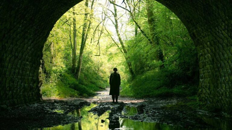 Tráiler de MEN, de Alex Garland: Lo que te persigue, te encontrará