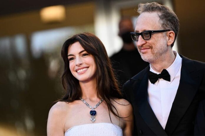 Anne Hathaway y James Gray en Cannes 2022.