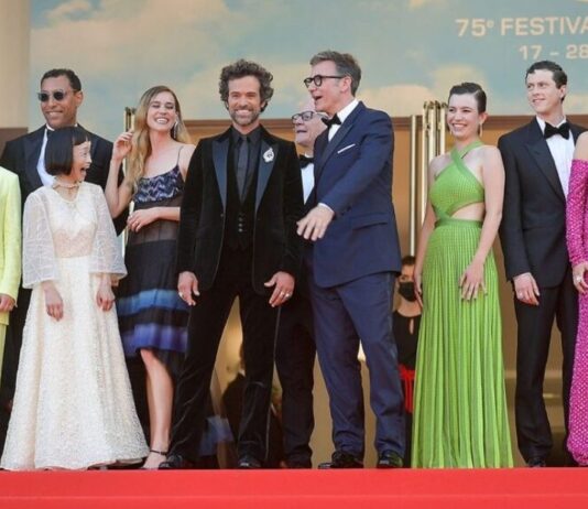 CANNES 2022: COUPEZ! Morir en plano secuencia El director Michel Hazanavicius y los protagonistas de Coupez!, en la inauguración de Cannes 2022.