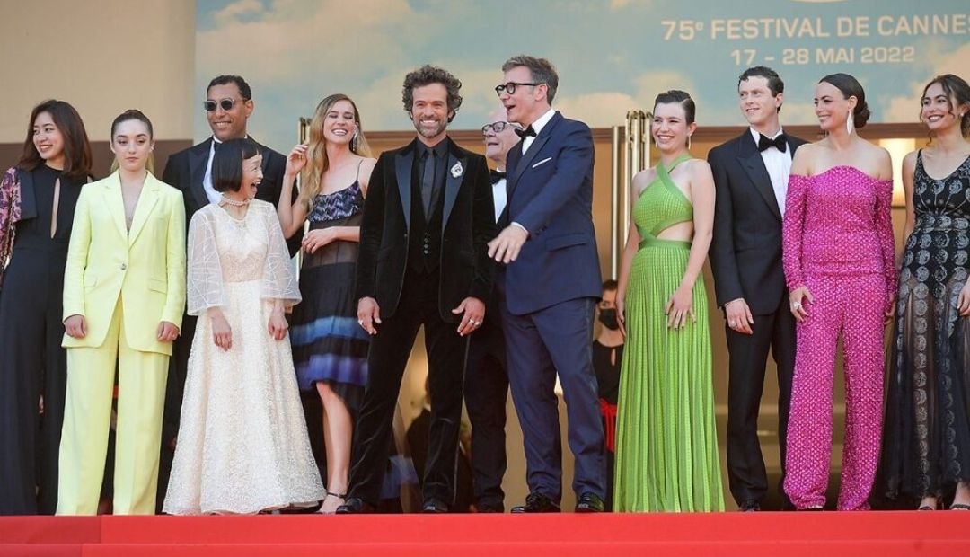 El director Michel Hazanavicius y los protagonistas de Coupez!, en la inauguración de Cannes 2022.