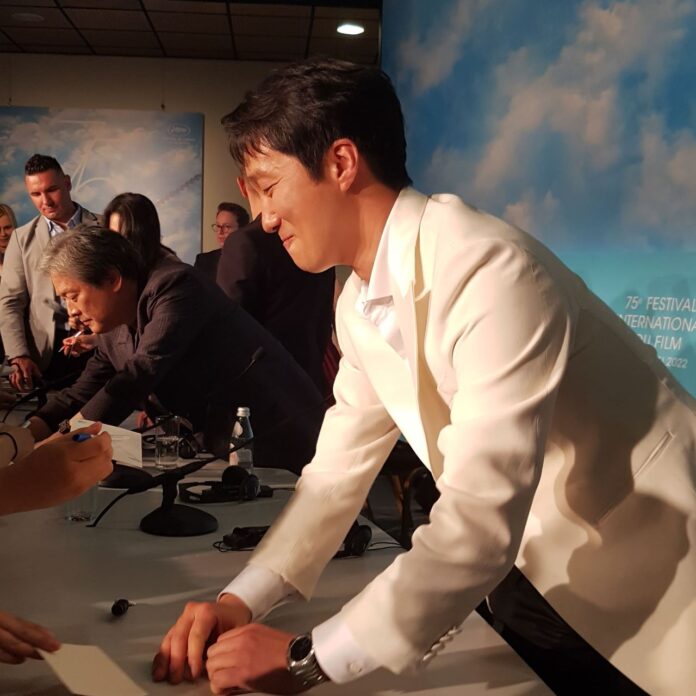 Park Hae-Il atiende a los medios en la rueda de prensa de Decision to leave, en Cannes 2022.