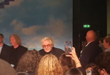 CANNES 2022: THREE THOUSAND YEARS OF LONGING. La contadora de historias y el amigo ¿imaginario? George Miller en la rueda de prensa de Three thousand years of longing, en Cannes 2022.