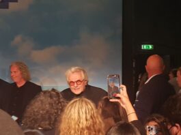 CANNES 2022: THREE THOUSAND YEARS OF LONGING. La contadora de historias y el amigo ¿imaginario? George Miller en la rueda de prensa de Three thousand years of longing, en Cannes 2022.