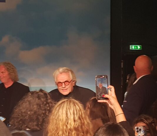 CANNES 2022: THREE THOUSAND YEARS OF LONGING. La contadora de historias y el amigo ¿imaginario? George Miller en la rueda de prensa de Three thousand years of longing, en Cannes 2022.