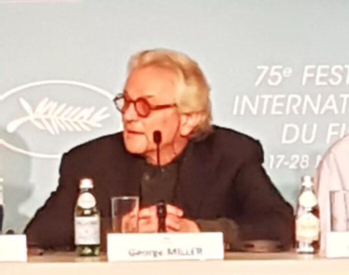 George Miller en la rueda de prensa de Three years of longing, en Cannes 2022.