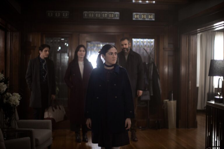 Crítica: LA HUÉRFANA. PRIMER ASESINATO. A falta de pan, buenas son galletas