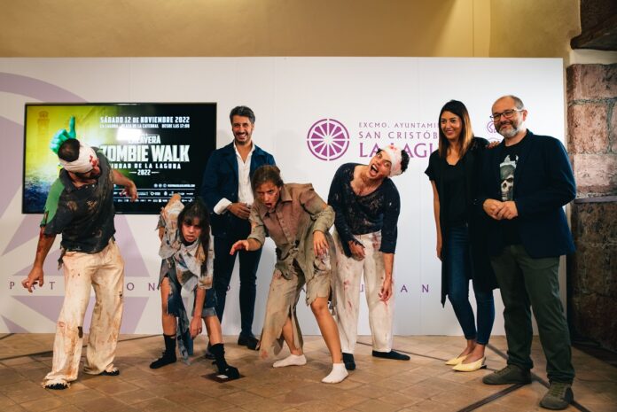 El alcalde Luis Yeray Gutiérrez, la concejala de cultura Yaiza López Landi y Daniel Fumero, codirector del Festival Isla Calavera, entre zombis, en la presentación de la Tenerife Zombie Walk 2022.