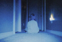 Tráiler de SKINAMARINK, aterrador debut de Kyle Edward Ball Las texturas y atmósferas de la película de Kyle Edward Ball transportan al espectador a la era analógica.