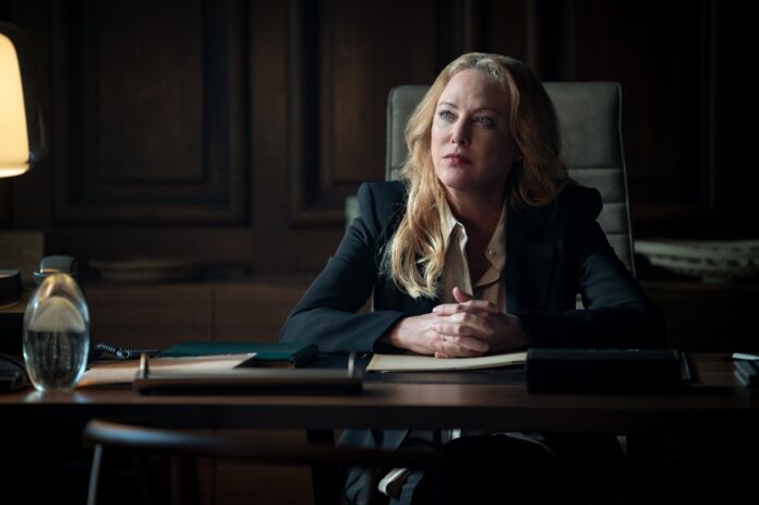 Virginia Madsen en Reza por el diablo, de Daniel Stamm.
