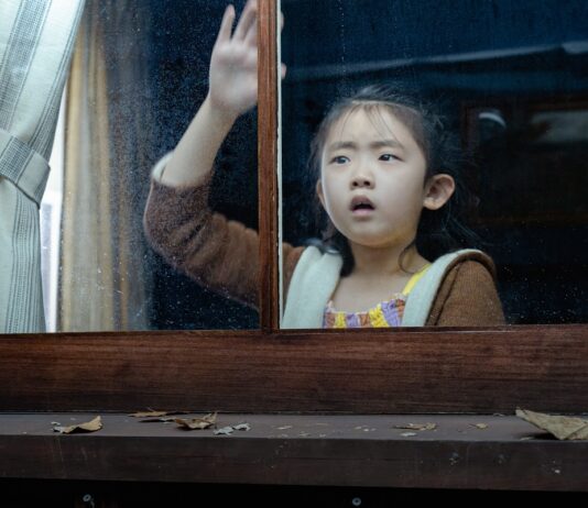 Crítica: LLAMAN A LA PUERTA. El apocalipsis siempre llama dos veces Llaman a la puerta, de M. Night Shyamalan.