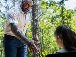 Todo sobre la historia de LLAMAN A LA PUERTA, de M. Night Shyamalan Llaman a la puerta, de M. Night Shyamalan.