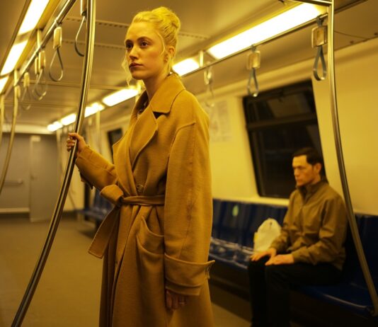 Crítica: EL EXTRAÑO. No es paranoia si de verdad te persiguen El extraño, de Chloe Okuno. Universal Pictures