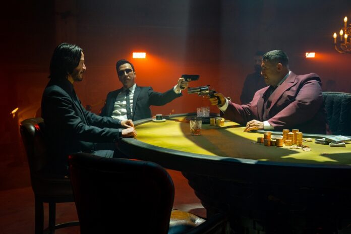 Keanu Reeves, Donnie Yen y Scott Adkins en John Wick 4. (c) Murray Close