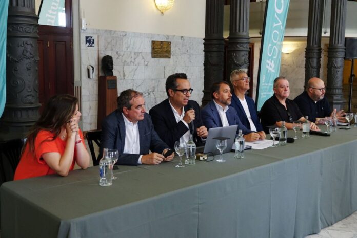 De izquierda a derecha, Cristina Ramos, Francisco Moreno (RTVC), Diego Navarro, José Manuel Bermúdez (alcalde de Santa Cruz de Tenerife), Santiago Díaz Mejías (concejal de Cultura del ayuntamiento de Santa Cruz de Tenerife) y Gonzalo de Araoz.