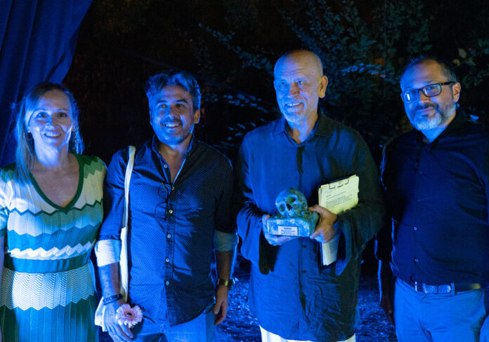 John Malkovich recogió el Premio Isla Calavera de Honor de manos de la dirección del Festival de Cine Fantástico de Canarias Ciudad de La Laguna, Ramón González Trujillo, Daniel Fumero y Vanesa Bocanegra.