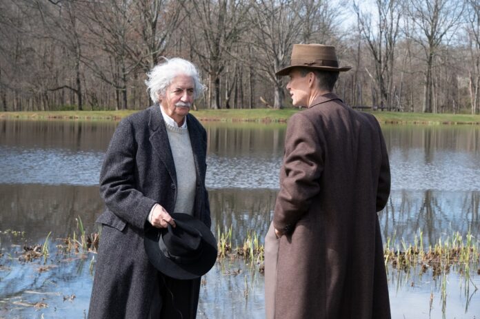 Tom Conti es Albert Einstein y Cillian Murphy es J. Robert Oppenheimer, en Oppenheimer de Christopher Nolan.