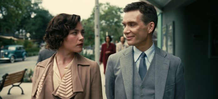 Florence Pugh como Jean Tatlock, junto a Cillian Murphy, protagonista de Oppenheimer.
