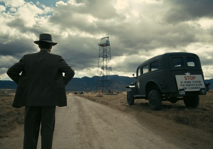 Cillian Murphy es J. Robert Oppenheimer in OPPENHEIMER.