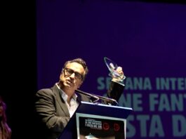 Diego Navarro recibe el premio a la mejor música por EL CUCO en la SEMANA DE LA COSTA DEL SOL Diego Navarro, Premio a la mejor música por El Cuco en la Semana Internacional de Cine Fantástico de la Costa del Sol.