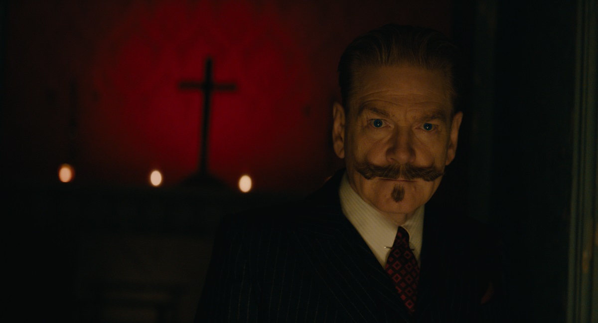 Kenneth Branagh es Hercule Poirot en Misterio en Venecia. 20th Century Studios