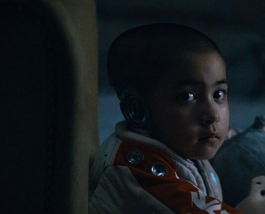 CRÍTICA | THE CREATOR, de Gareth Edwards. Alma artificial Dirigida por Gareth Edwards, responsable de ‘Rogue One: Una historia de Star Wars’, llega a los cines el thriller futurista ‘The Creator’, alrededor de una guerra entre la raza humana y la inteligencia artificial.