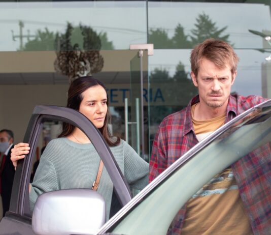 CRÍTICA | NOCHE DE PAZ, de John Woo. Tú antes molabas Catalina Sandino Moreno y Joel Kinnaman, en Noche de Paz. (c) DeAPlaneta