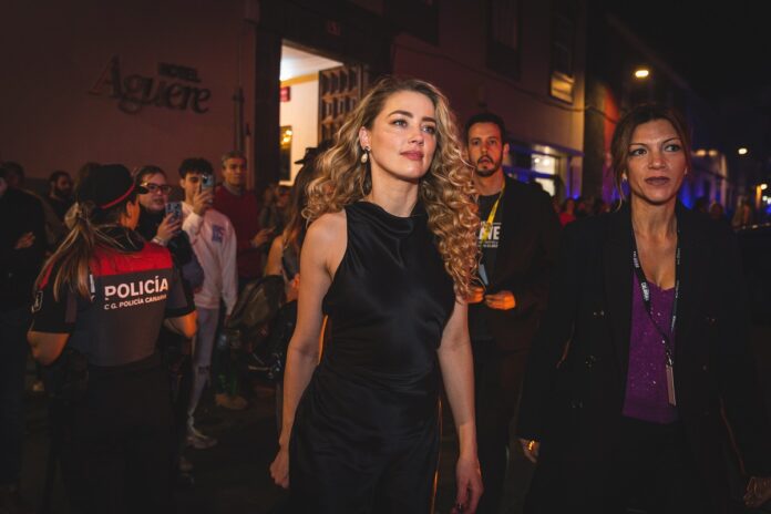 Amber Heard llegando a la Gala de Apertura del Festival Isla Calavera 2023.