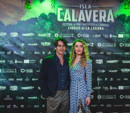 Lluvia de estrellas y aplauso del público en el balance del FESTIVAL ISLA CALAVERA 2023 Eduardo Noriega y Amber Heard, en el photocall del Festival Isla Calavera 2023.