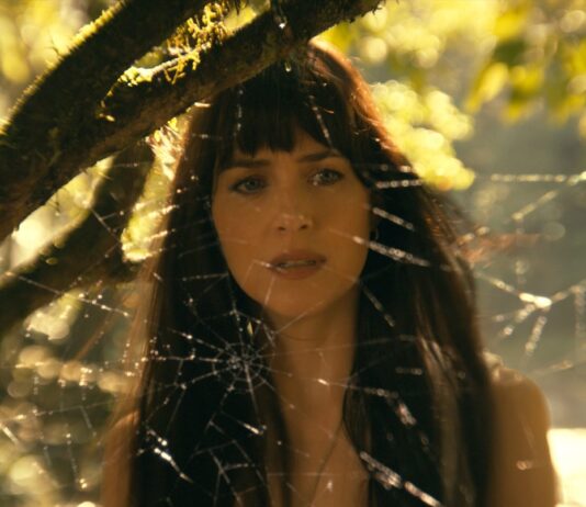 CRÍTICA | MADAME WEB. Todos somos Dakota Johnson Con un giro dentro del clásico del género, ‘Madame Web’ cuenta el origen de una de las heroínas más enigmáticas de Marvel. (c) Sony Pictures