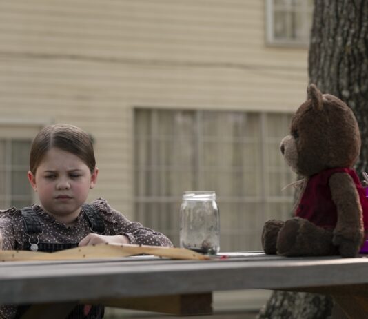 CRÍTICA | IMAGINARY. El fin de la imaginación Pyper Braun as Alice in Imaginary. Photo Credit: Parrish Lewis