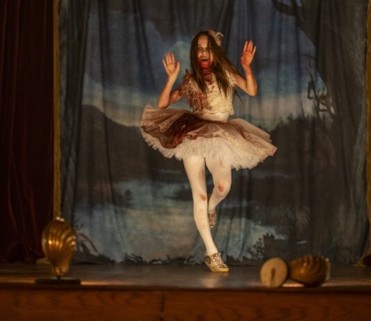 La vampira bailarina ABIGAIL llega a los cines españoles Matt Bettinelli-Olpin y Tyler Gillett de Radio Silence dirigen la nueva cinta de terror protagonizada por Melissa Barrera, Dan Stevens, Kevin Durand y Angus Cloud, entre otros. (c) Universal Pictures