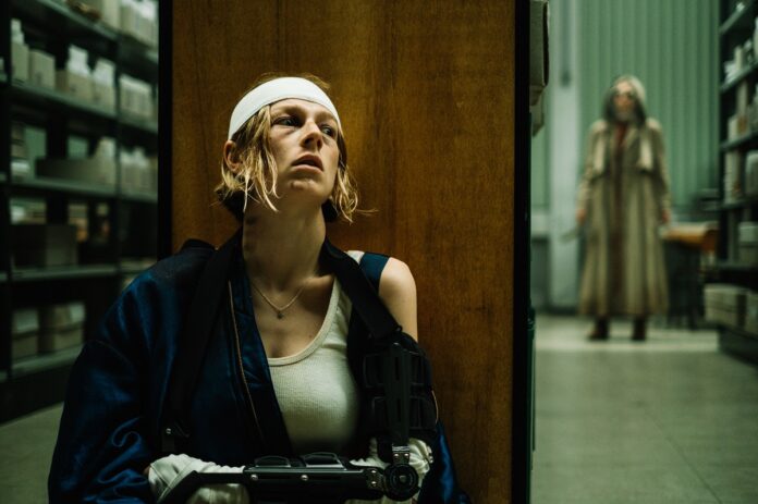 En ‘Cuckoo’, la protagonista tiene extrañas visiones de una mujer que la persigue.