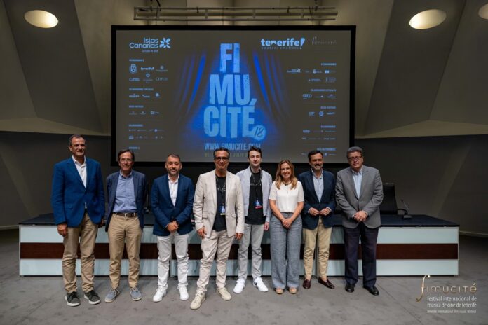 Las autoridades, en la presentación, junto a Diego Navarro y Justin Hurwitz, en el centro. (c) Fiorella Licandro.
