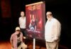 Álex de la Iglesia sufre la «metamorfosis» de Kafka en el cartel de la SEMANA DE SAN SEBASTIÁN Josemi Beltrán, director de la Semana de Cine Fantástico y de Terror de San Sebastián junto a Santi Pérez y el homenajeado, Álex de la Iglesia, en la presentación del cartel.