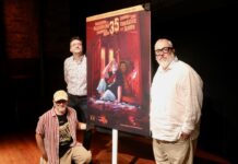 Álex de la Iglesia sufre la «metamorfosis» de Kafka en el cartel de la SEMANA DE SAN SEBASTIÁN Josemi Beltrán, director de la Semana de Cine Fantástico y de Terror de San Sebastián junto a Santi Pérez y el homenajeado, Álex de la Iglesia, en la presentación del cartel.