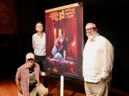 Álex de la Iglesia sufre la «metamorfosis» de Kafka en el cartel de la SEMANA DE SAN SEBASTIÁN Josemi Beltrán, director de la Semana de Cine Fantástico y de Terror de San Sebastián junto a Santi Pérez y el homenajeado, Álex de la Iglesia, en la presentación del cartel.