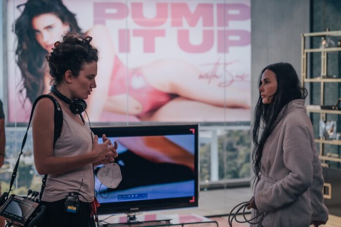 Coralie Fargeat dirige a Demi Moore en el set de ‘La sustancia’, una de las películas de terror más esperadas de la temporada.