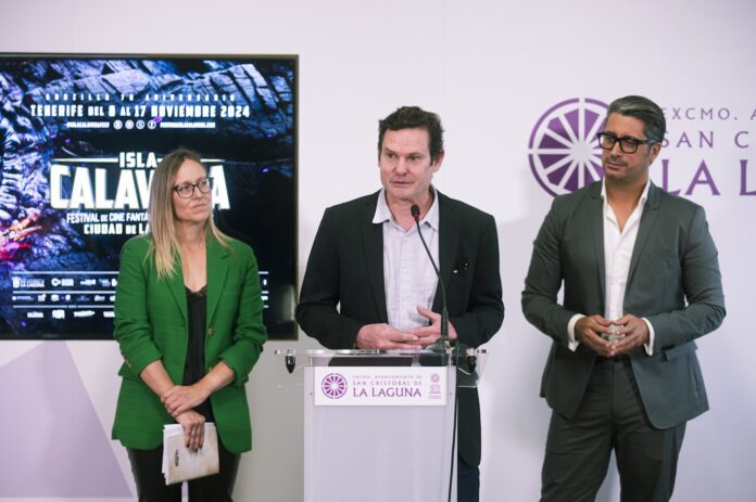 Henry Thomas, en rueda de prensa, entre Vanesa Bocanegra (subdirectora del Festival Isla Calavera) y el alcalde de La Laguna, Luis Yeray Gutiérrez.