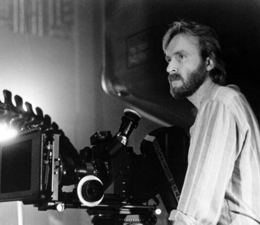 ALIENS EL REGRESO: James Cameron y la catarsis bélica James Cameron, en el set de rodaje de Aliens: El regreso.