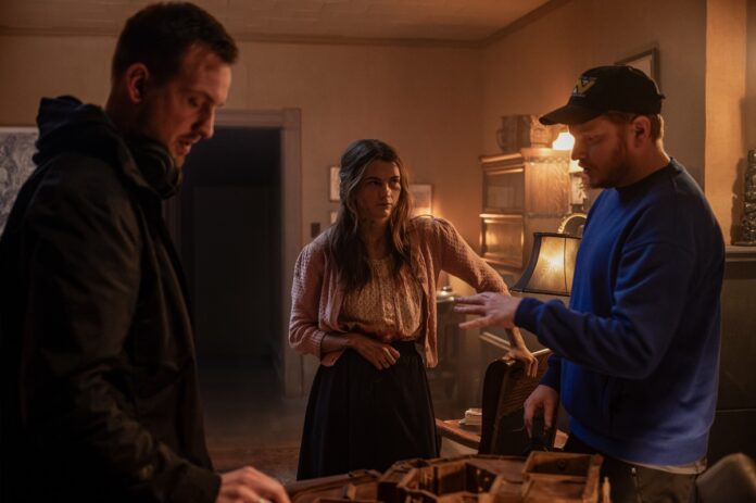 Scott Beck y Bryan Woods, en el set de rodaje de Heretic (Hereje). (c) DeAPlaneta