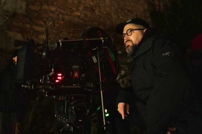 Robert Eggers en el set de rodaje de Nosferatu. Foto: Aidan Monaghan / © 2024 FOCUS FEATURES LLC