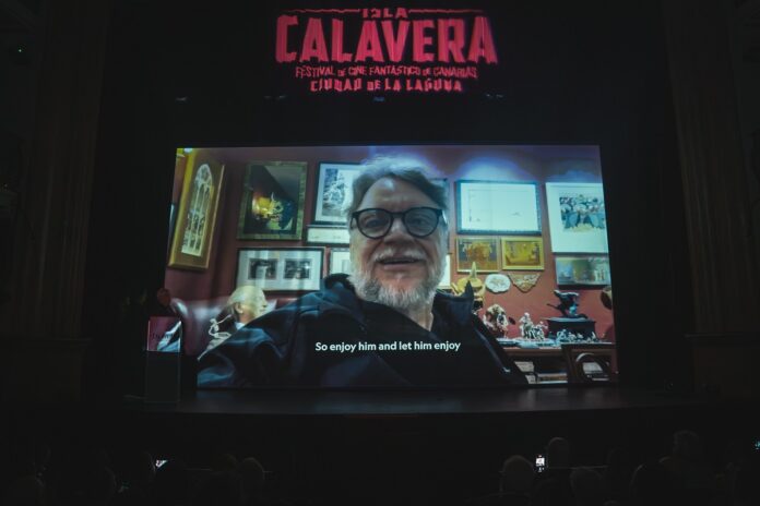 Vídeo felicitación de Guillermo del Toro a Ron Perlman, durante la ceremonia de clausura del Festival Isla Calavera 2024. Foto: Rommel Messia