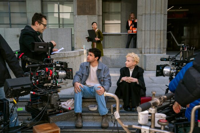 Leigh Whannell junto a los actores protagonistas en el set de Hombre Lobo. (c) Universal Pictures