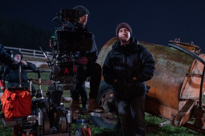 El director de fotografía Stefan Duscio y el director Leigh Whannell, en el set de rodaje de Hombre Lobo. (c) Universal Pictures