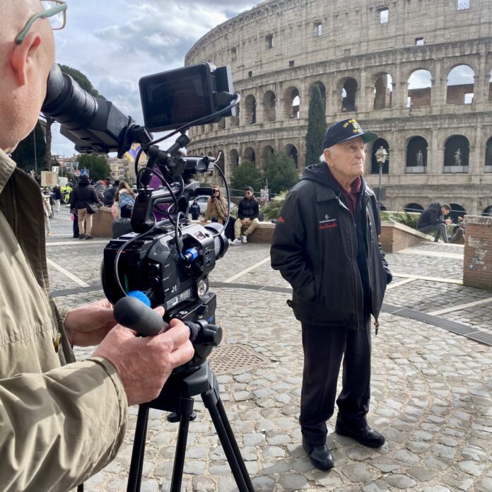 Enzo G. Castellari durante el rodaje de El último tiburón en Roma.